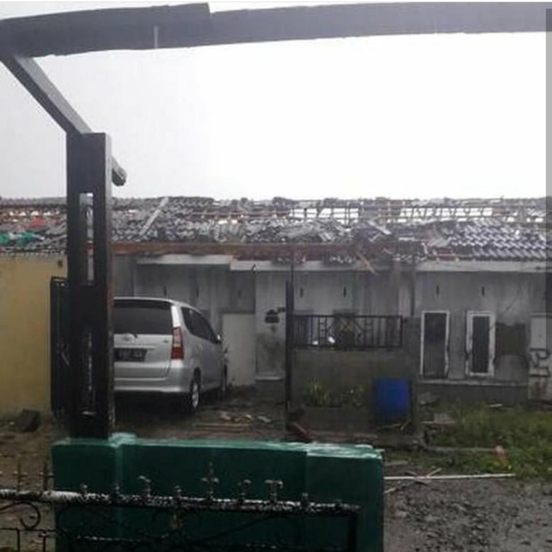 Sejumlah Rumah Rusak Disapu Puting Beliung di Rancaekek Sejumlah Rumah Rusak Disapu Puting Beliung di Rancaekek