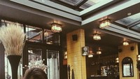 Ini potret Luna Maya ketika sedang ebrada di Istanbul (Old City) dengan memegang handphonenya. Foto: Instagram@lunamaya