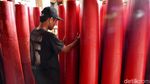 Mengintip Proses Pembuatan Lilin Imlek di Bandung