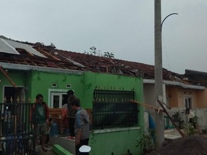 Ratusan Rumah Rusak Akibat Puting Beliung di Rancaekek