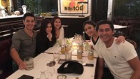 Kenang juga sering lho makan malam bersama Andrew White, Nana, hingga Naysila. Mereka punya hubungan yang akrab dan dekat. Foto: Instagram @kenangmirdad