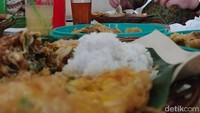 Matan menteri Energi dan Sumber Daya Mineral Republik Indonesia, Sudirman Said juga pernah tertangkap kamera makan di warteg. Ia makan dengan sendok dan garpu. Foto: Instagram sudirmansa1d