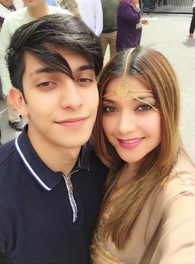 Seperti Kakak Adik, 6 Momen Kebersamaan Sarah Azhari dengan Anak
