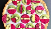 Kombinasi bentuk dan warna jadi hal yang ditonjolkan Lauren ketika membuat pie. Salah satu contohnya terlihat pada pie kiwi dan buah naga ini.  Foto: instagram @lokokitchen