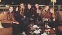  Ditemani champagne dan wine, acara ngumpul Jennifer bersama teman-temannya semakin seru dengan pemandangan rooftop di malam hari yang indah. Foto: Instagram @jenniferkgates