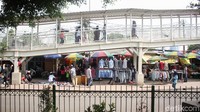Hingga kini para PKL masih memenuhi trotoar di Jalan Jati Baru, Tanah Abang.