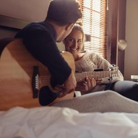 MenyanyiMenyanyi bersama atau mendengarkan pasangan menyanyi adalah cara yang baik sekaligus menyenangkan untuk menguatkan hubungan dan meningkatkan kebahagian. Saat menyanyi, Anda akan merilis energi positif, meningkatkan mood, dan tentunya menjadi lebih bahagia. Foto: iStock