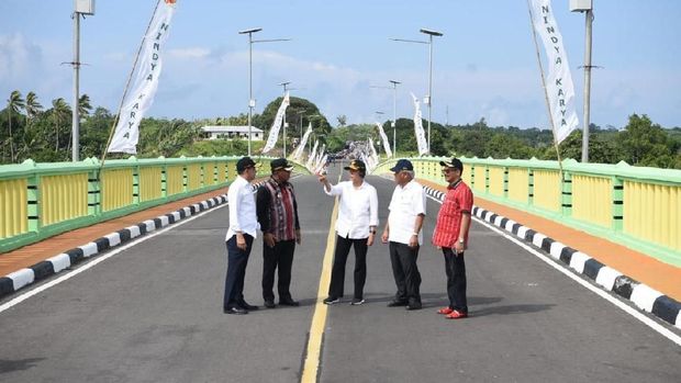 Sri Mulyani Resmikan Jembatan yang Didanai Surat Utang di Maluku