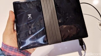 Nah, yang ini merupakan bagian engsel di bodi belakang Flexpai yang memungkinkan layarnya bisa dilipat. (Foto: Adi Fida Rahman/detikinet)