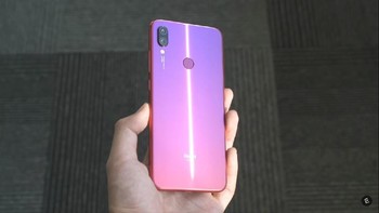 Seperti tren ponsel saat ini, panel belakang Redmi Note 7 juga memantulkan cahaya yang berbeda tergantung sudut datangnya cahaya. Foto: YouTube/Everything in one