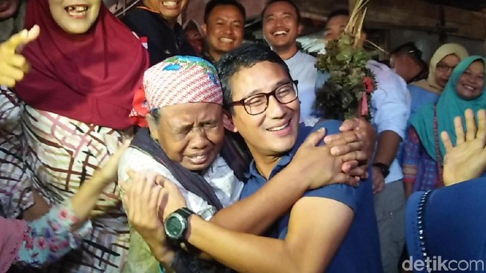Emak Pemulung Ini Spontan Memeluk Begitu Melihat Sandi di Pasar