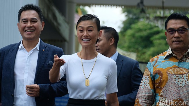 Gaya simpel Agnez Mo dipermanis dengan kalung emas keluaran Versace. Kalung berbandul dog tag bertulisan Versace itu dibanderol dengan harga USD 857 atau sekitar Rp 12 juta. Foto: Andhika Prasetia/detikcom