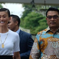 Gaya simpel Agnez Mo dipermanis dengan kalung emas keluaran Versace. Kalung berbandul dog tag bertulisan Versace itu dibanderol dengan harga USD 857 atau sekitar Rp 12 juta. Foto: Andhika Prasetia/detikcom
