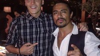 Mezut Oziel juga pernah datang ke restoran Salt Bae di Turki. Ia datang dan menikmati kelezatan steak Salt Bae awal November 2016 lalu. Foto: Instagram nust_et