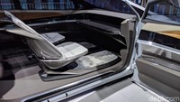 Kini Audi pun sudah mulai berani memamerkan mobil 4 pintu tanpa setir dan pedal tersebut dengan berani, bersama dengan desain futuristik yang mungkin akan menjadi tren desain mobil di masa mendatang. Foto: Adi Fida Rahman