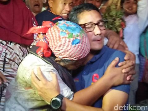 Emak Pemulung Ini Spontan Memeluk Begitu Melihat Sandi di Pasar