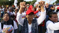 Para relawan mengacungkan jempol bersama sebagai simbol dari kegiatan itu. 