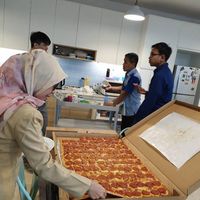 Sanggup? Makan Burger 1 Kg dan Pizza 106 Cm yang Super Ngenyangin!