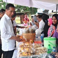 Lihat Asyiknya Presiden Jokowi Saat Jajan Cilok dan Pempek