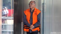 Tampak Bupati nonaktif Malang Rendra Kresna diborgol saat hendak jalani pemeriksaan.