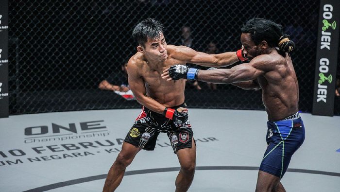 Stefer Rahardian (kiri) akan menantang petarung Filipina di ONE: ETERNAL GLORY pekan depan (dok.ONE Championship) Stefer Rahardian (kiri) akan menantang petarung Filipina di ONE: ETERNAL GLORY pekan depan (dok.ONE Championship)
