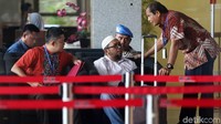 Ferry Suando mendatangi KPK usai ditetapkan sebagai daftar pencarian orang (DPO) alias buron sejak 1 Oktober 2018.