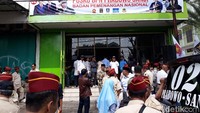 Peresmian yang dilakukan secara sederhana itu dihadiri oleh kader partai pendukung dan relawan. 