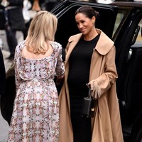 Tak lagi memakai baju biasa, Meghan Markle kini memilih brand busana khusus ibu hamil, Hatch yang menampakkan siluet perut yang kian besar. Brand ini merupakan favorit Kate di masa kehamilannya kemarin. Foto: Dok. Jeff Spicer/Getty Images