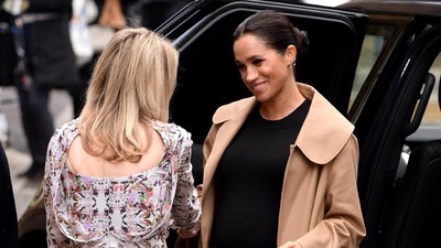 Penampilan Terbaru Meghan Markle Pakai Baju Hamil dan Sepatu Motif Sapi