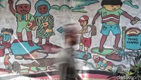 Warga di kampung tersebut mencoba membuat mural dengan tema pendidikan dan kebersihan.
