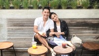 Punya istri yang cantik, berhasil membuat Kenang dan sang istri menarik perhatian. Meski sudah memiliki dua buah hati, tapi Kenang dan sang istri tetap romantis, dan sering bersantai di kafe berdua. Foto: Instagram @kenangmirdad