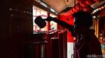 Mengintip Proses Pembuatan Lilin Imlek di Bandung