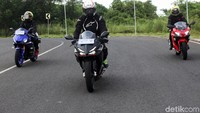 Bicara kaki-kaki, CBR250RR sudah memakai suspensi depan model Upside Down dan lengan ayun asimetris. Sokbreker belakang bisa disetel 5 level. Untuk rodanya, depan pakai 110/70-17 54S (tubeless), belakang pakai ukuran 140/70-17 66S (tubeless).