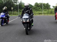 Membandingkan Ninja 250, CBR250RR dan R25, Enakan Mana?