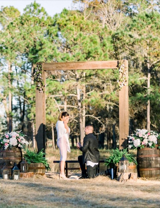 Keduanya berjalan-jalan di sekitar rumah, hingga akhirnya berhenti di dekat danau kecil. Di sana, Tim Tebow berlutut dan melamar mantan Miss Universe ini. Tim bahkan menyiapkan kursi yang diukir dengan tanggal mereka pertama kali bertemu. Foto: Dok. Kelly Braman Photography