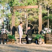 Keduanya berjalan-jalan di sekitar rumah, hingga akhirnya berhenti di dekat danau kecil. Di sana, Tim Tebow berlutut dan melamar mantan Miss Universe ini. Tim bahkan menyiapkan kursi yang diukir dengan tanggal mereka pertama kali bertemu. Foto: Dok. Kelly Braman Photography