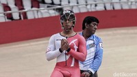 Seorang pebalap berdoa sebelum memacu sepedanya di Velodrome, Rawamangun, Jakarta Timur.