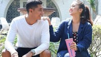 Menemani sang istri jalan-jalan sambil minum kopi, tatapan Kenang ini bikin meleleh, ya? Foto: Instagram @kenangmirdad