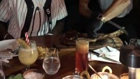 Bulan November lalu, Pogba menyambangi restoran Nusr Et Steakhouse Dubai. Ia terlihat memesan seporsi ribeye steak berukuran cukup besar. Foto: Instagram nust_et