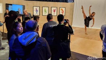 Pengunjung dapat menjajal kebolehan kamera Sony. Model pun sudah disediakan jika mau foto-foto. (Foto: Adi Fida Rahman/detikINET)