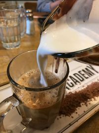 Bayar Rp. 100 Ribu, Pengunjung Kafe Ini Malah Harus Racik Minuman Sendiri