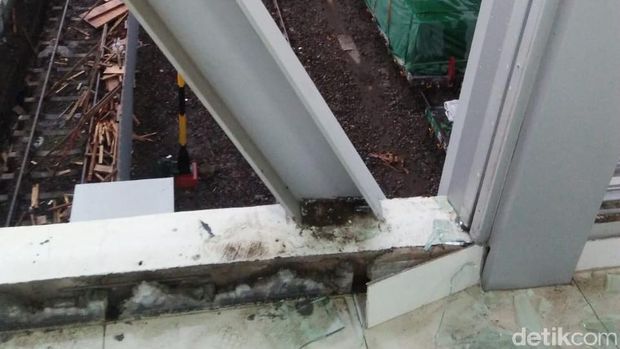 Diterpa Hujan Berangin, Kaca Skybridge Stasiun Balapan Solo Pecah