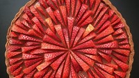 Pie cokelat dengan topping strawberry memang sudah biasa. Tapi Lauren membuat penampilannya berbeda. Buah strawberry ia potong dengan bentuk runcing. Foto: instagram @lokokitchen