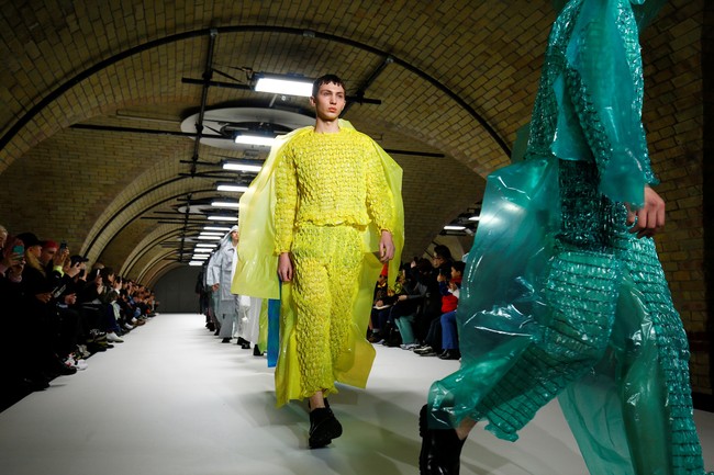 Baju dengan material plastik ini akan jadi tantangan bagi siapapun yang memakainya. Tidak menyerap keringat dan cenderung panas, baju dari bubble wrap sepertinya hanya bisa dipakai saat hujan saja. Foto: REUTERS/Henry Nicholls