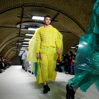 Baju dengan material plastik ini akan jadi tantangan bagi siapapun yang memakainya. Tidak menyerap keringat dan cenderung panas, baju dari bubble wrap sepertinya hanya bisa dipakai saat hujan saja. Foto: REUTERS/Henry Nicholls
