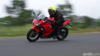 Setali tiga uang, New Ninja 250 juga mengusung karakter serupa. Bedanya, New Ninja 250 tampil tidak terlalu agresif karena motor ini memang didesain sebagai sport touring. Meski demikian, motor ini tetap bertampang moge look mirip pendahulunya.