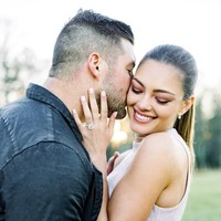 Tim Tebow punya kejutan lain untuk tunangan barunya. Penyanyi dari Afrika Selatan, Matthew Mole tiba-tiba muncul dan melantunkan lagu untuk pasangan ini yang berjudul The Wedding Song. Foto: Dok. Kelly Braman Photography
