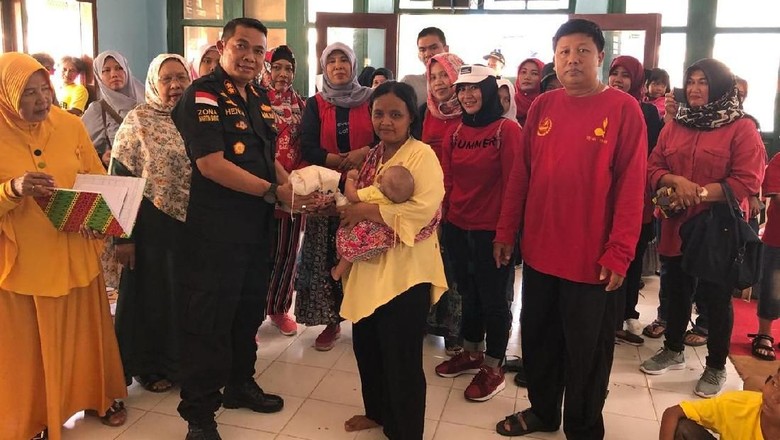 Komandan KN Belut Laut-4806 Serahkan Bantuan untuk Korban Tsunami Selat Sunda Komandan KN Belut Laut-4806 Serahkan Bantuan untuk Korban Tsunami Selat Sunda