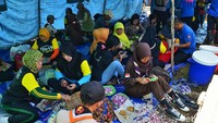 Begini suasana dapur umum di Desa Jelegong, Rancaekek, Kabupaten Bandung, Sabtu (12/01/2019).