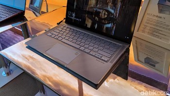 Laptop ini menyuguhkan layar yang begitu lapang berkat bezel yang tipis. Foto: Adi Fida Rahman/detikINET